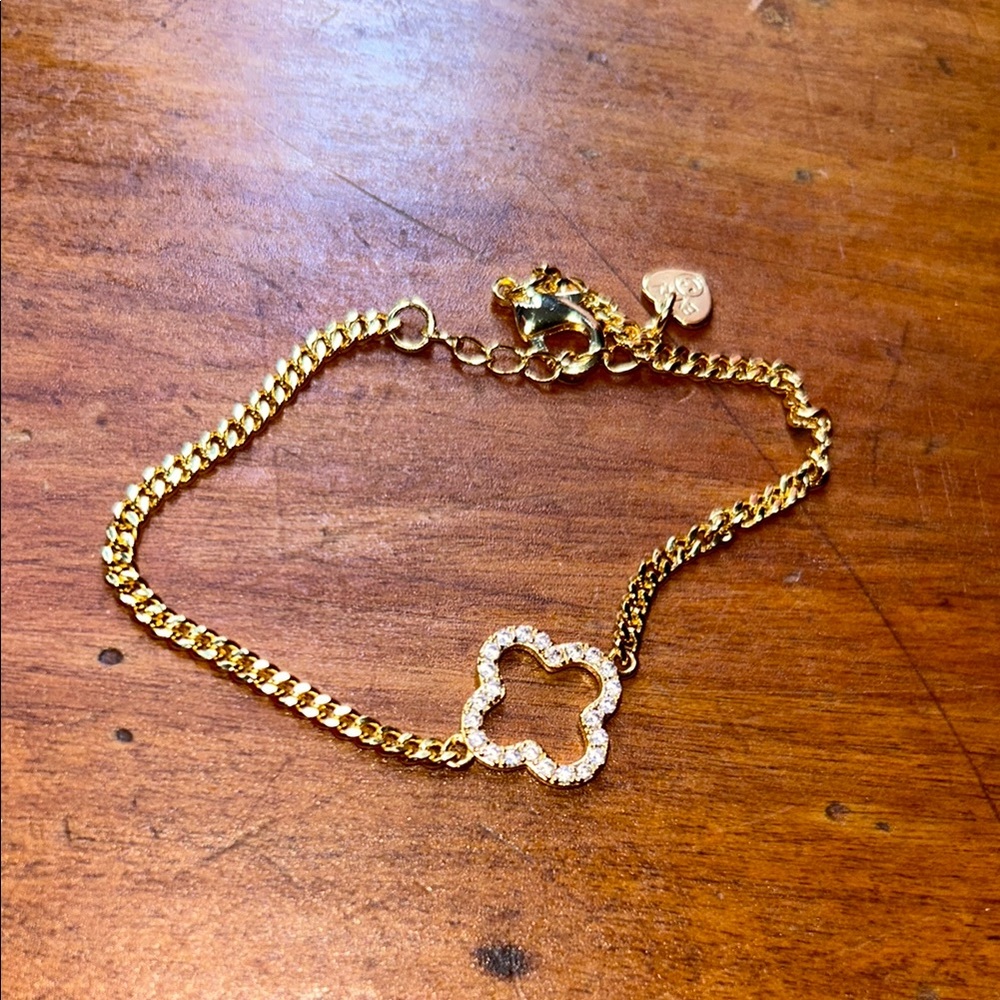 EVRY Jewls Gold Clover Charm Bracelet With Pink Plastic Zip Bag